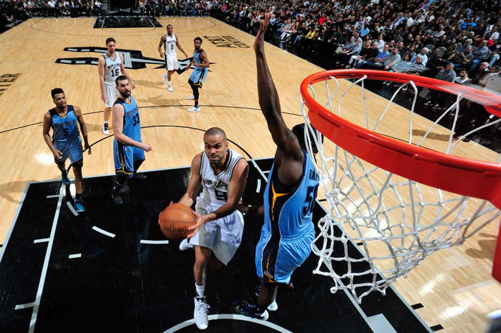 Tony Parker menambah 15 poin untuk Spurs.