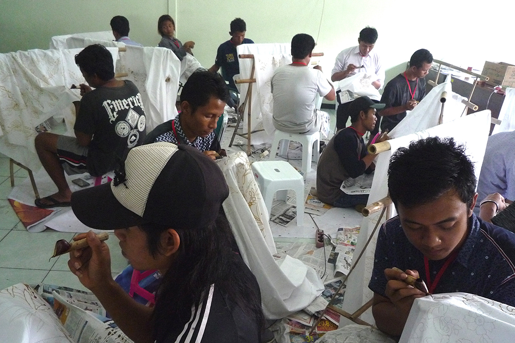 Penghuni Rehabilitasi Narkoba Belajar Membatik