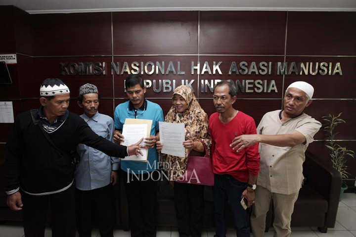 Warga Rembang menunjukkan surat keberatan atas penghentian pabrik PT Semen Indonesia.