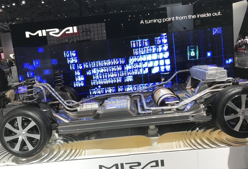 Tidak lupa Toyota menampilkan purwarupa Mirai, sedan berbahan bakar fuel cell yang akan diproduksi massal dalam waktu dekat. Pasar utamanya tak lain dan tak bukan adalah AS. 