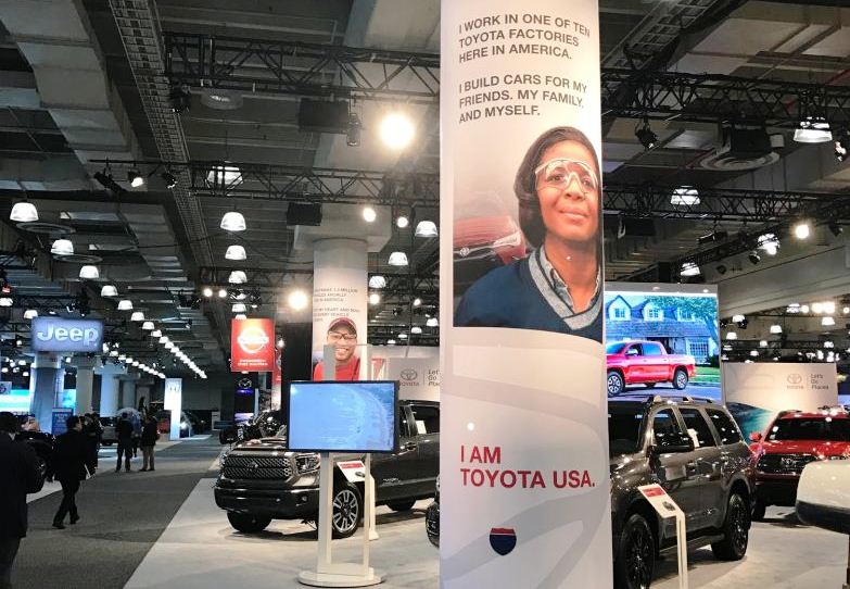 Melalui posternya, Toyota 'mengingatkan' Presiden Trump bahwa telah membangun 10 pabrik di berbagai tempat di AS. Keberadaan 10 pabrik yang terus Toyota kembangkan itu, menyediakan ribuan lapangan kerja langsung dan tak langsung bagi warga setempat. 