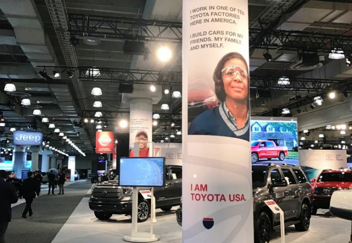 Melalui posternya, Toyota 'mengingatkan' Presiden Trump bahwa telah membangun 10 pabrik di berbagai tempat di AS. Keberadaan 10 pabrik yang terus Toyota kembangkan itu, menyediakan ribuan lapangan kerja langsung dan tak langsung bagi warga setempat. 