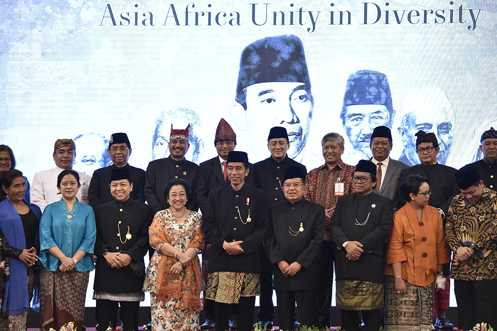 Dalam acara tersebut, para pejabat serta tamu undangan yang hadir wajib mengenakan pakaian adat Indonesia.