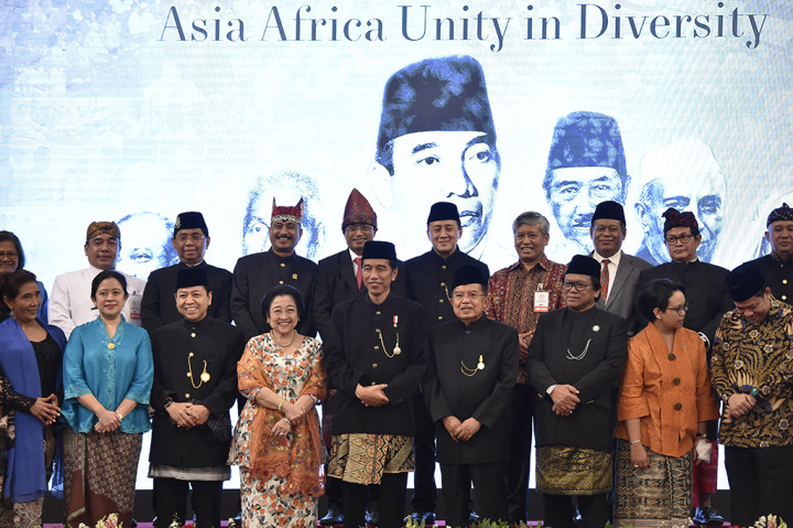 Dalam acara tersebut, para pejabat serta tamu undangan yang hadir wajib mengenakan pakaian adat Indonesia.