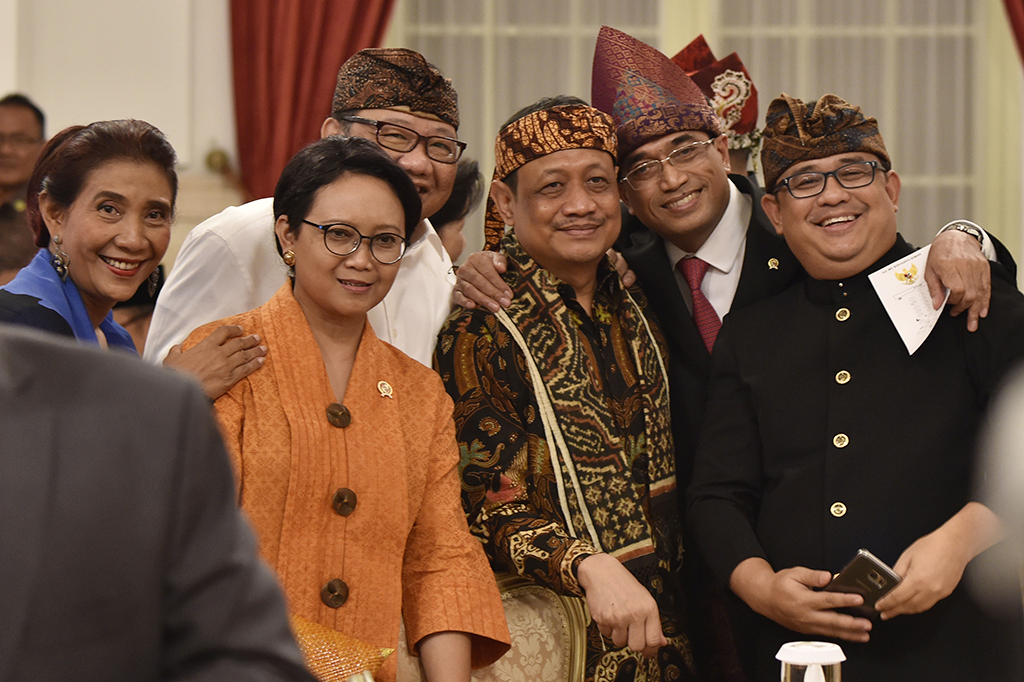 Sejumlah menteri Kabinet Kerja bersama para staf kepresidenan berswafoto disela-sela peringatan KAA ke-62 di Istana Negara, Jakarta.