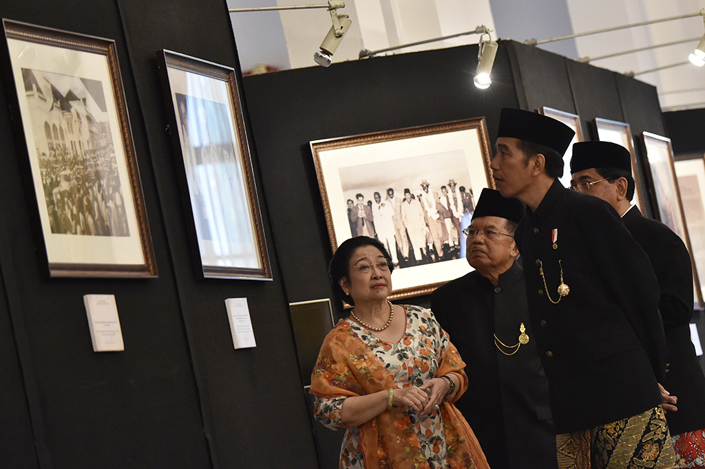 Presiden Jokowi bersama Wapres Jusuf Kalla dan mantan Presiden Megawati Soekarnoputri meninjau pameran arsip nasional saat peringatan KAA ke-62 di Istana Negara, Jakarta.