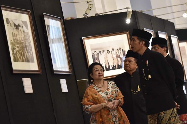 Presiden Jokowi bersama Wapres Jusuf Kalla dan mantan Presiden Megawati Soekarnoputri meninjau pameran arsip nasional saat peringatan KAA ke-62 di Istana Negara, Jakarta.