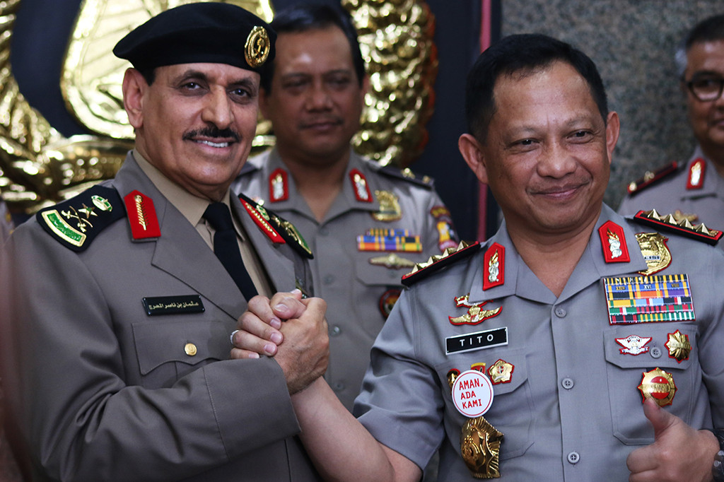 Kapolri Jenderal Pol Tito Karnavian (kanan) berjabat tangan dengan Kepala Kepolisian Arab Saudi General Othman bin Nasser Al Mehrej (kiri) seusai memberikan keterangan pers terkait kerjasama antara Polri dengan Kepolisian Arab Saudi.