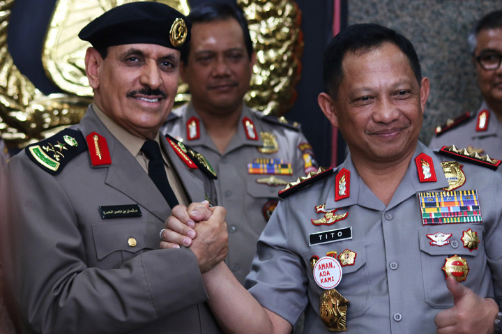 Kapolri Jenderal Pol Tito Karnavian (kanan) berjabat tangan dengan Kepala Kepolisian Arab Saudi General Othman bin Nasser Al Mehrej (kiri) seusai memberikan keterangan pers terkait kerjasama antara Polri dengan Kepolisian Arab Saudi.