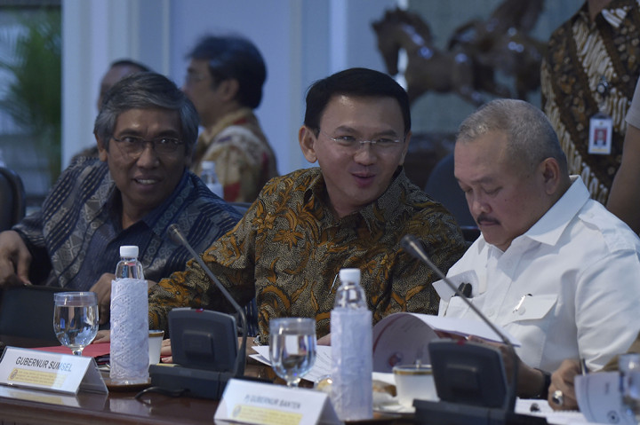 Gubernur DKI Jakarta Basuki Tjahaja Purnama (tengah), Gubernur Sumatera Selatan Alex Noerdin (kanan) serta Wamenkeu Mardiasmo mengikuti rapat terbatas terkait persiapan Asian Games XVIII tahun 2018 di Kantor Presiden, Jakarta.
