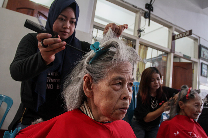 Komunitas Salon Surakarta Potong Rambut Gratis bagi Lansia