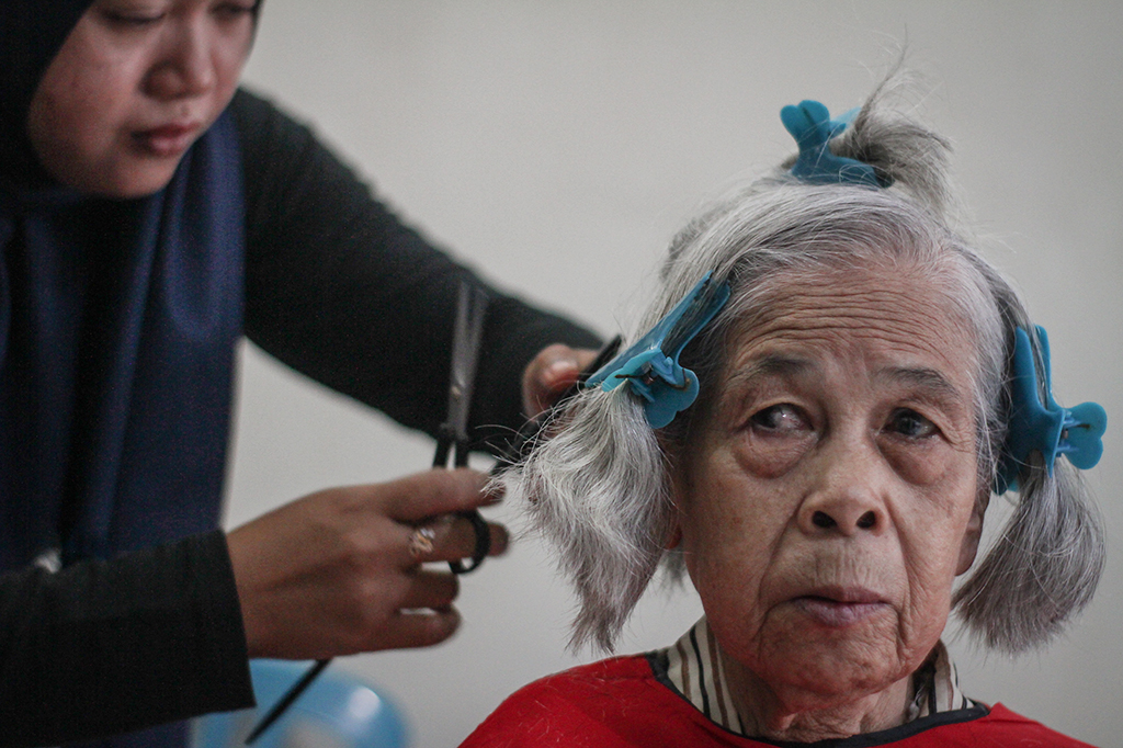 Komunitas Salon Surakarta Potong Rambut Gratis bagi Lansia