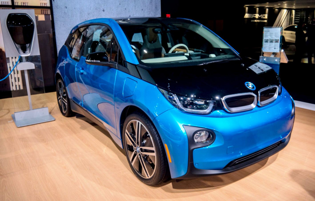 Ini dia electric small car terkeren, BMW i3. Tampilannya generasi terbaru ini unik dengan suicide door dan cangkang kabin berbahan serat carbon. Interiornya terbuat dari bahan daur ulang dan ramah lingkungan. 