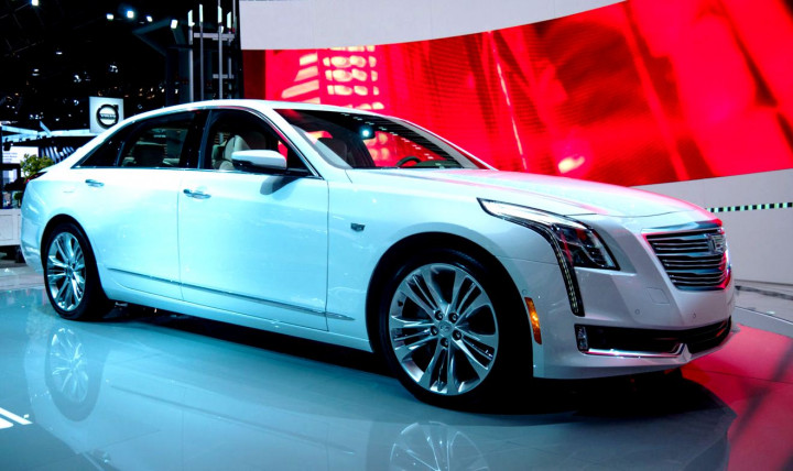 Full size sedan tercanggih adalah Cadillac Supercruise. Sedan buatan AS ini adalah produksi massal pertama yang menerapkan semi autonomus system untuk memandu mobil tetap di jalurnya.