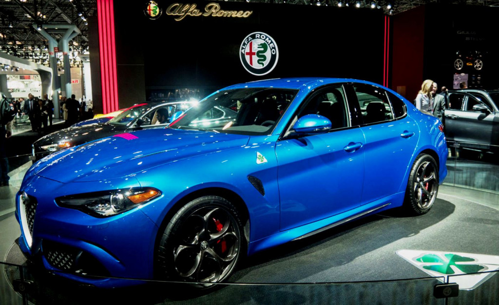 Alfa Romeo mengandalkan Giulia untuk bangkit dari 'kubur'. Mesinnya V8 2.0 lt twin turbo menghasilkan tenaga 505 daya kuda. 