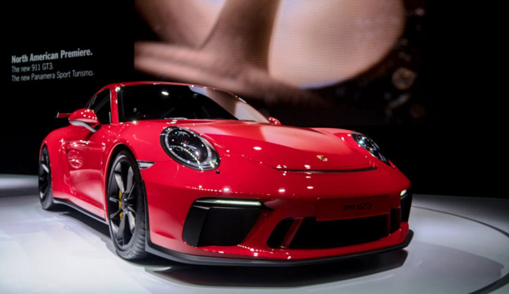 Setelah tahun lalu Porsche meluncurkan versi balap, kini giliran 911 GT3 yang dipasarkan. Bobotnya cuma 1,3 ton tapi tenaganya 500 daya kuda. Ada versi matic 7-speed dan manual 6-speed.