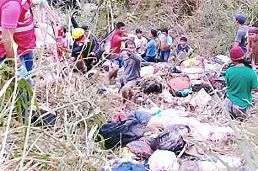 Tim penyelamat berusaha mengevakuasi para korban kecelakaan bus yang jatuh ke jurang sedalam sekitar 24 meter di kota pegunungan Carraglan, Provinsi Nuvea Ecija.