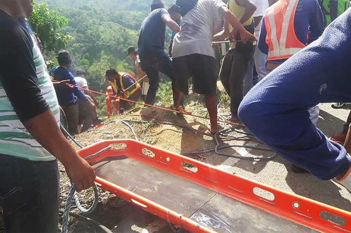 Tim penyelamat berjuang dengan tali untuk turun ke bawah jurang untuk mengevakuasi para korban. 
