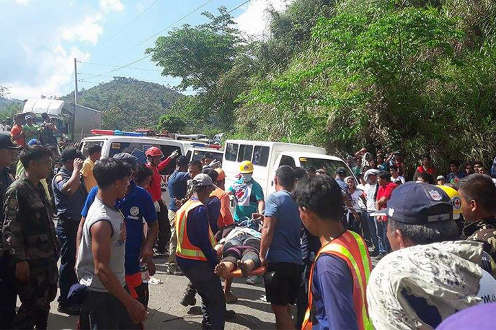 Banyak penumpang yang mengalami luka serius dan dilarikan ke rumah sakit.