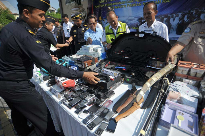 Petugas Bea Cukai Ngurah Rai memeriksa barang-barang ilegal saat pemusnahan barang terlarang.