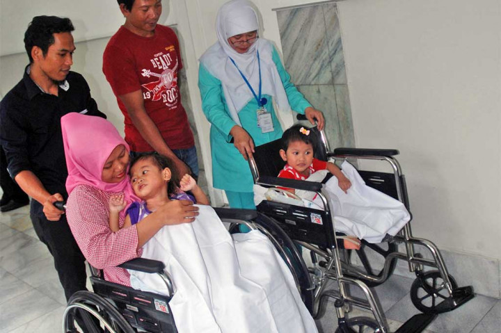 Anak kembar siam asal Sumedang Devina-Devani diperbolehkan pulang oleh tim dokter RSHS untuk rawat jalan usai menjalani perawatan pascaoperasi pemisahan pada 15 Desember 2016, dengan beberapa kelainan yang dimiliki keduanya yakni organ usus besar dan rektum yang menyatu dan keduanya tidak memiliki anus. ANTARA/Fahrul Jayadiputra