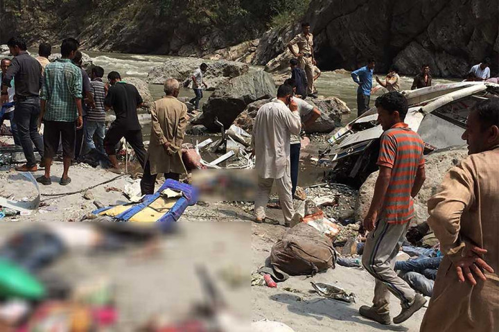 Hanya dua yang selamat dari 46 orang di bus itu, kondektur dan seorang penumpang yang melompat keluar sebelum kecelakaan.