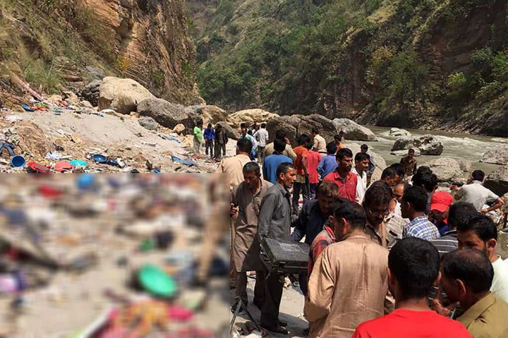 Petugas berwenang tengah menyelidiki penyebab kecelakaan tersebut.