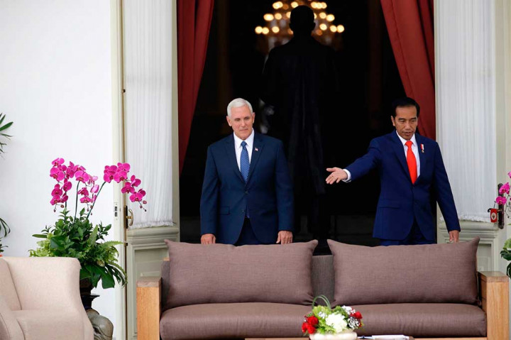 Presiden Joko Widodo mempersilahkan duduk Wakil Presiden AS Michael Pence di teras Istana Merdeka, Jakarta, Kamis (20/4/2017).