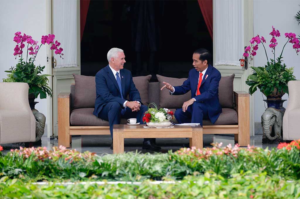 Presiden Jokowi mengajak Wapres Pence untuk melakukan 'veranda talks' atau mengobrol dalam suasana akrab di beranda belakang Istana.