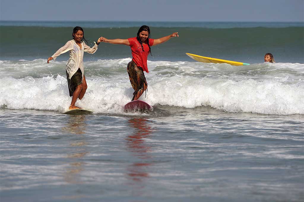 Atraksi berselancar yang juga melibatkan wisatawan tersebut untuk membangkitkan kembali semangat Kartini, kesetaraan gender, melestarikan budaya berpakaian kebaya, sekaligus memberi atraksi menarik bagi wisatawan. 