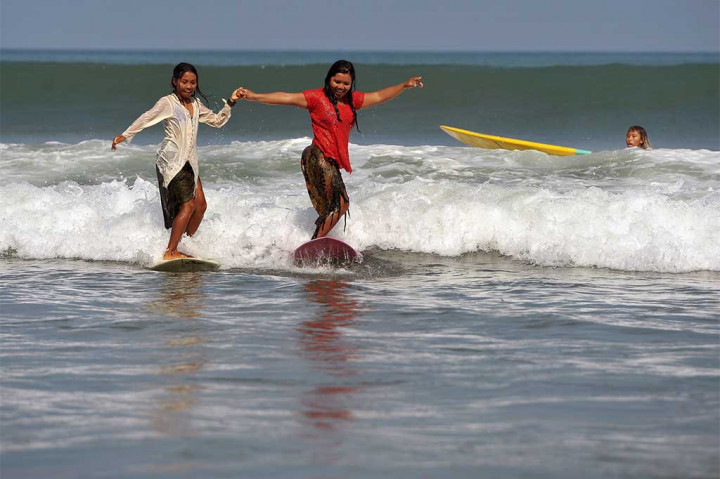 Atraksi berselancar yang juga melibatkan wisatawan tersebut untuk membangkitkan kembali semangat Kartini, kesetaraan gender, melestarikan budaya berpakaian kebaya, sekaligus memberi atraksi menarik bagi wisatawan. 