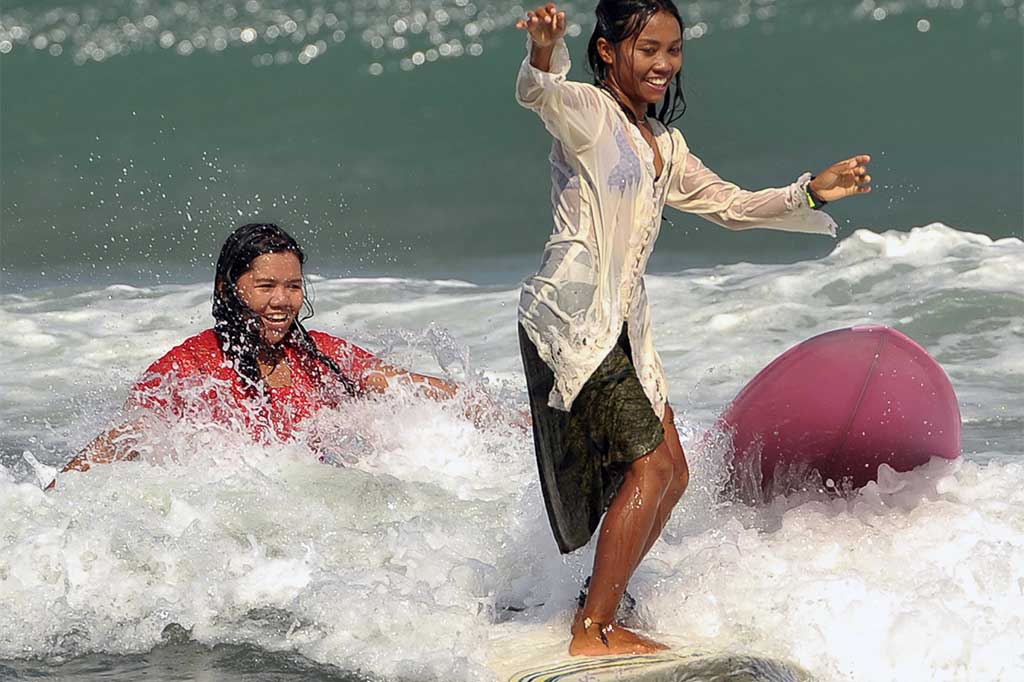 Peselancar wanita unjuk kebolehan.