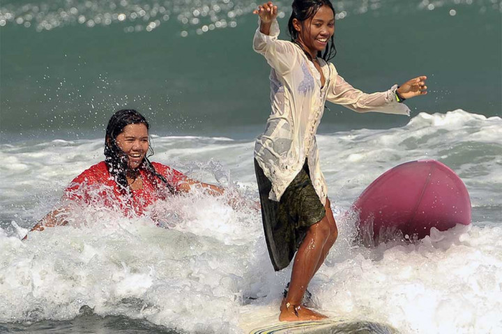Peselancar wanita unjuk kebolehan.
