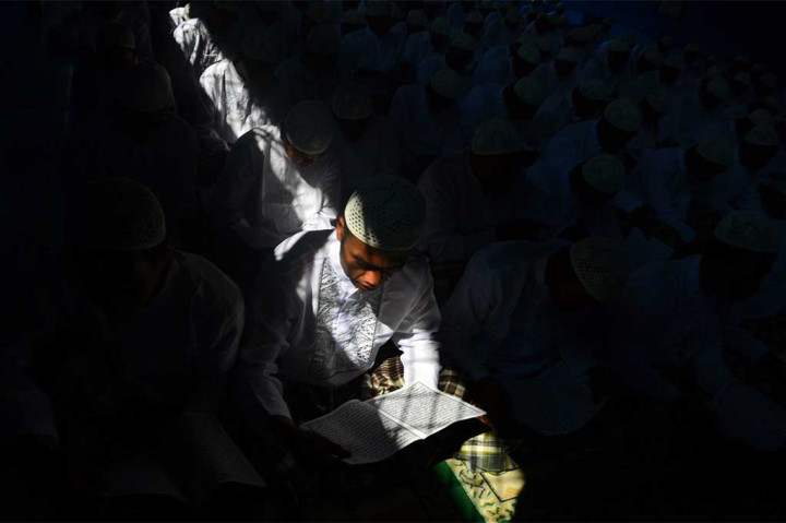 Warga binaan mengikuti Khatam Alquran dalam rangka memperingati Hari Bakti Kemasyarakatan ke-53 di Lapas Kelas II B Kota Tasikmalaya, Jawa Barat. ANTARA/Adeng Bustomi