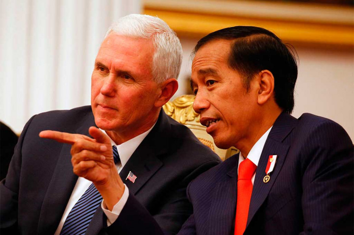 Presiden berbincang-bincang dengan penuh keakraban bersama Wapres Pence.
