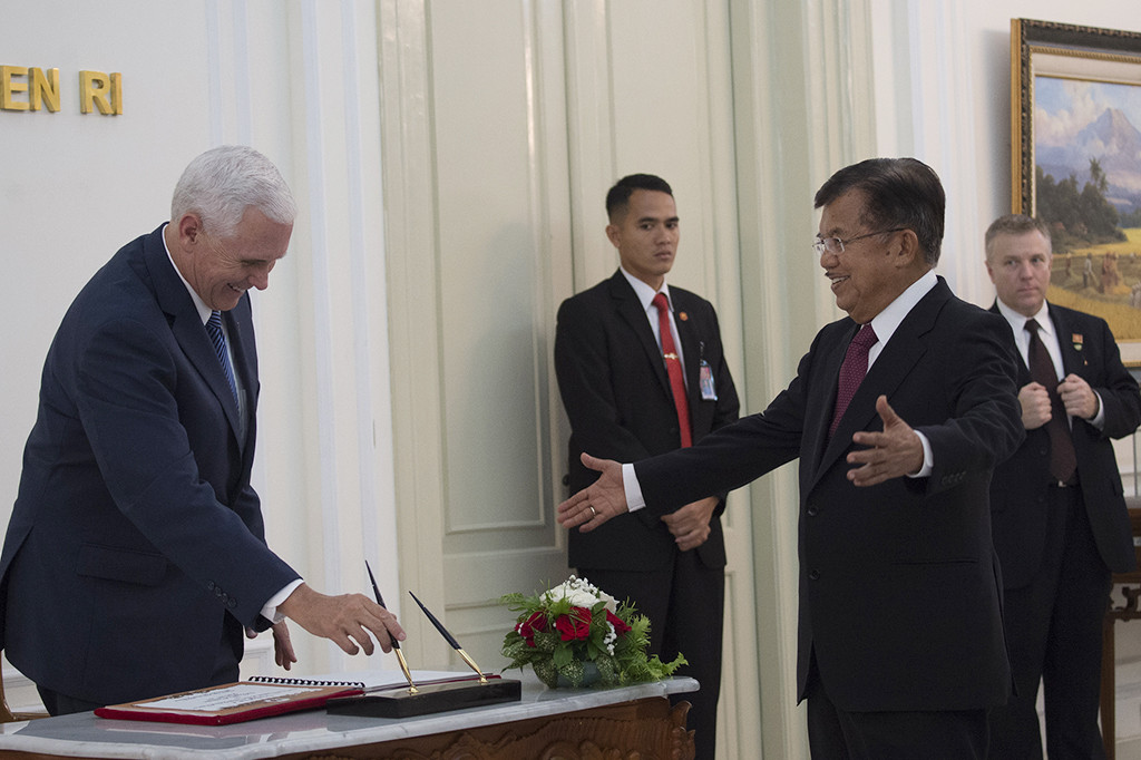 Wakil Presiden Jusuf Kalla (kanan) menyambut Wakil Presiden Amerika Serikat (AS) Michael Pence di Istana Wapres, Jakarta.
