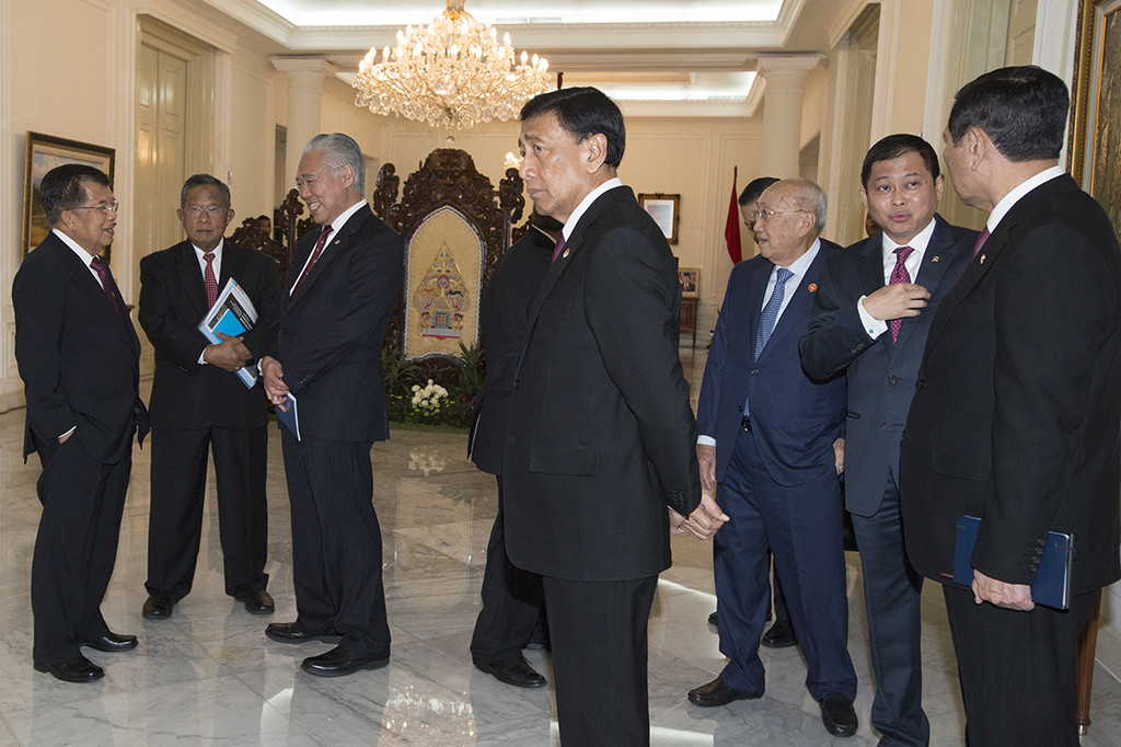 Beberapa menteri koordinator seperti Menkopolhukam Wiranto, Menteri Koordinator Kemaritiman Luhut Binsar Panjaitan, dan Menko Perekonomian Darmin Nasution turut menemani JK dalam pertemuan tersebut.