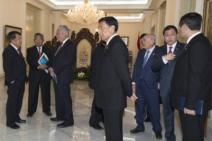 Beberapa menteri koordinator seperti Menkopolhukam Wiranto, Menteri Koordinator Kemaritiman Luhut Binsar Panjaitan, dan Menko Perekonomian Darmin Nasution turut menemani JK dalam pertemuan tersebut.