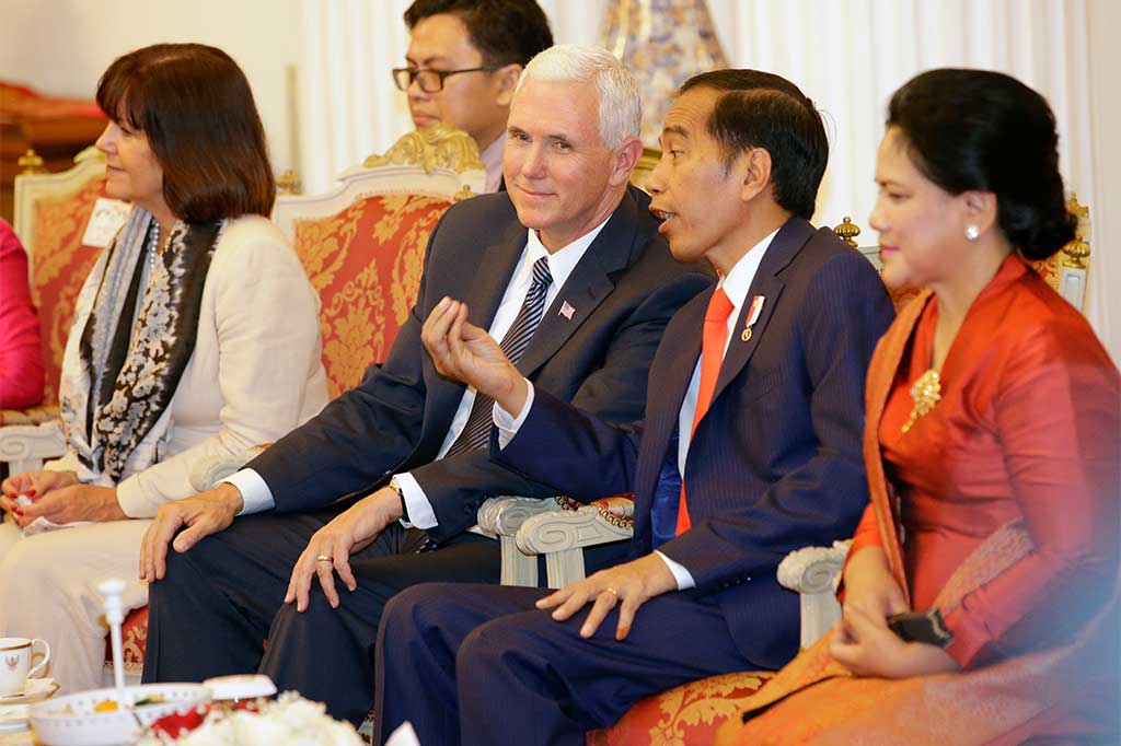 Wapres AS Michael Pence mendengarkan penjelasan Presiden Joko Widodo saat menyaksikan Tari Pendet di Istana Merdeka, Jakarta, Kamis (20/4/2017).