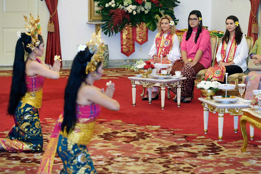 Putri Wapres Pence, Charlotte (kiri) dan Audrey (kanan) didampingi putri Presiden Jokowi Kahiyang Ayu antusias menyaksikan pagelaran Tari Pendet.