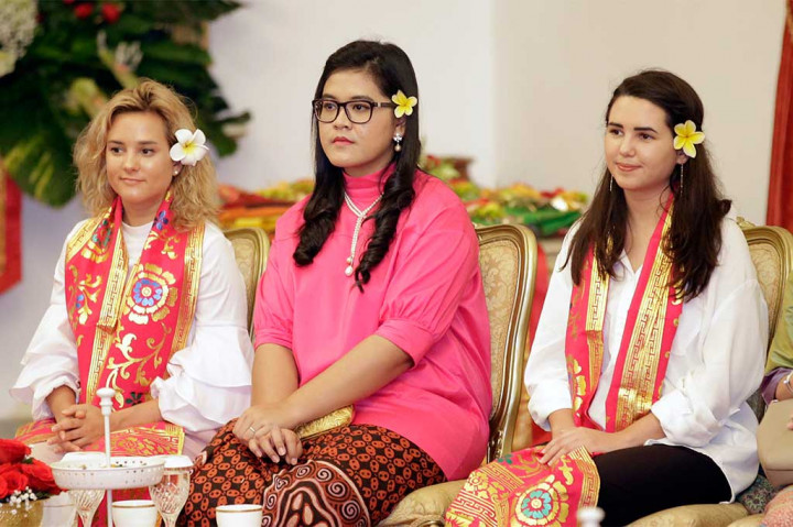Ekspresi putri Wapres Pence, Charlotte (kiri) dan Audrey (kanan) didampingi putri Presiden Jokowi Kahiyang Ayu saat menyaksikan pagelaran Tari Pendet.