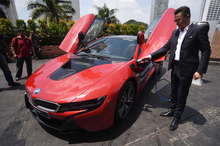 BMW Serahkan i8 Protonic Red Edition ke Konsumen