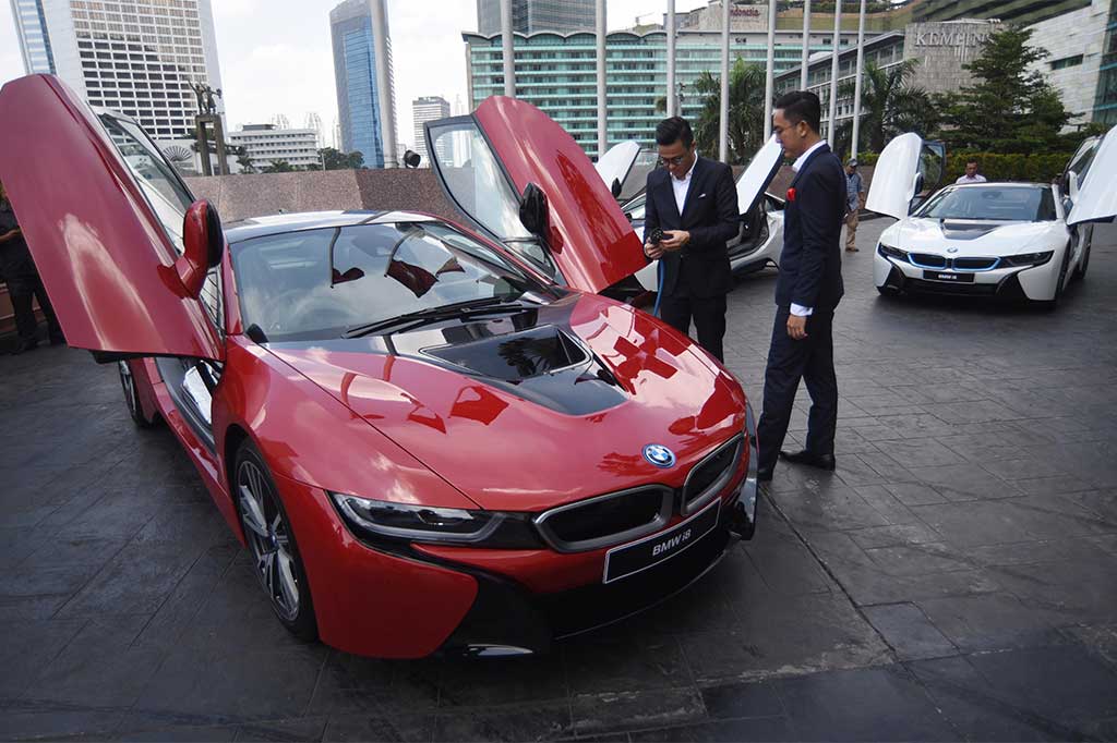 BMW Serahkan i8 Protonic Red Edition ke Konsumen