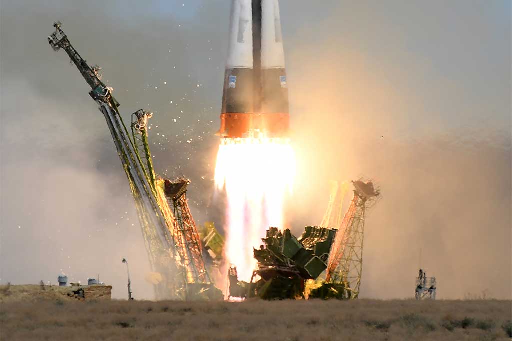 Pesawat ruang angkasa Rusia Soyuz MS-04 dengan membawa kosmonot Rusia Fyodor Yurchikhin dan astronot NASA Jack David Fischer, meluncur ke Stasiun Luar Angkasa Internasional (ISS), dari kosmodrom Baikonur, Kazakhstan, Kamis (20/4/2017).