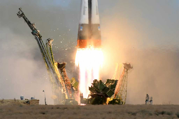 Pesawat ruang angkasa Rusia Soyuz MS-04 dengan membawa kosmonot Rusia Fyodor Yurchikhin dan astronot NASA Jack David Fischer, meluncur ke Stasiun Luar Angkasa Internasional (ISS), dari kosmodrom Baikonur, Kazakhstan, Kamis (20/4/2017).