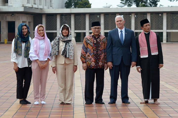 Wakil Presiden AS Michael Pence didampingi istrinya Karen Pence dan dua anaknya berkunjung ke Masjid Istiqlal, Jakarta.