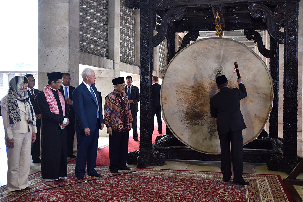 Wakil Presiden Amerika Serikat Michael R Pence (ketiga kiri)  menyaksikan pemukulan bedug raksasa di Masjid Istiqlal, Jakarta.