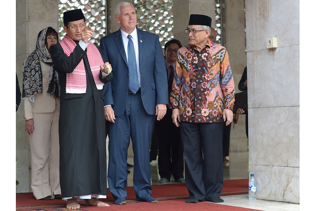Wapres AS Michael Pence diajak Imam Besar Masjid Istiqlal, Nasarudin Umar melihat sekeliling Itiqlal.