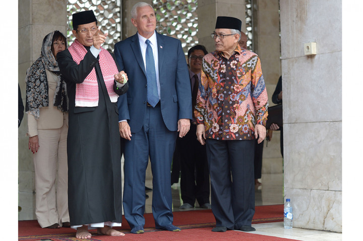 Wapres AS Michael Pence diajak Imam Besar Masjid Istiqlal, Nasarudin Umar melihat sekeliling Itiqlal.