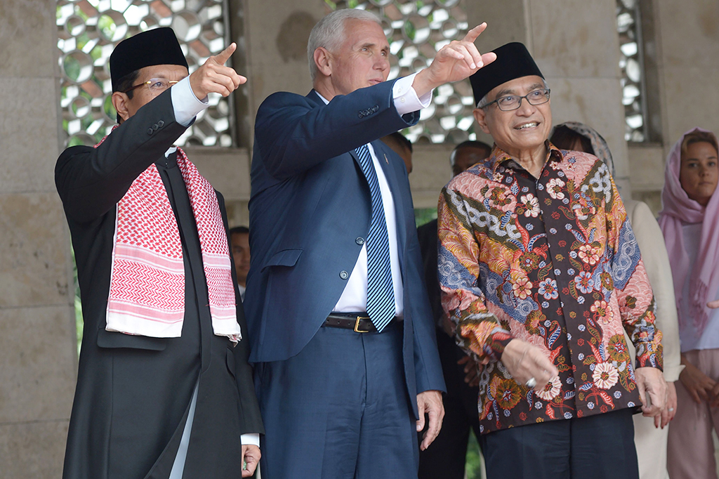 Pence diperlihatkan bahwa letak masjid terbesar se-Asia Tenggara itu bersebelahan dengan gereja Katedral.
